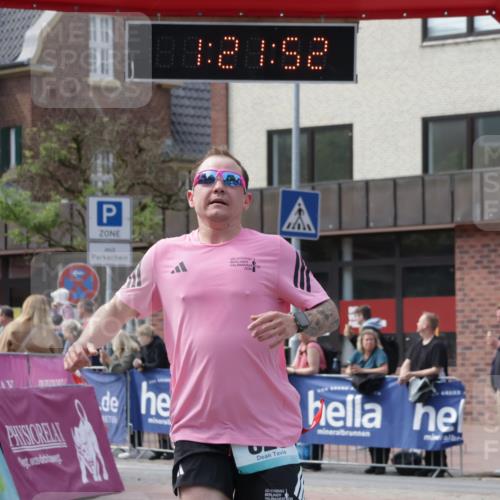 10.05.2026 - 8. Wedeler Halbmarathon Yannick Fuchs http://msf.ph/oto/9700397 10.05.2026 11:21:51 Ziel 828, 2236 meine-sportfotos.de
