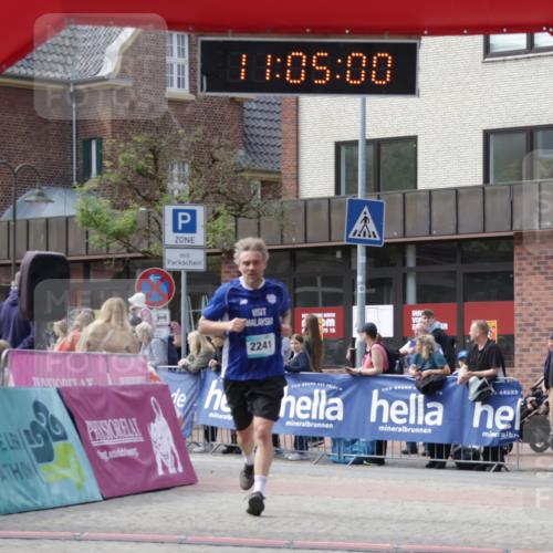 10.05.2026 - 8. Wedeler Halbmarathon Yannick Fuchs http://msf.ph/oto/9700468 10.05.2026 11:22:11 Ziel 2241 meine-sportfotos.de