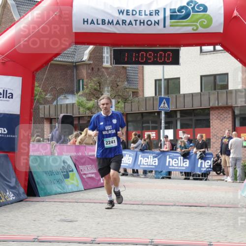 10.05.2026 - 8. Wedeler Halbmarathon Yannick Fuchs http://msf.ph/oto/9700476 10.05.2026 11:22:12 Ziel 2241 meine-sportfotos.de