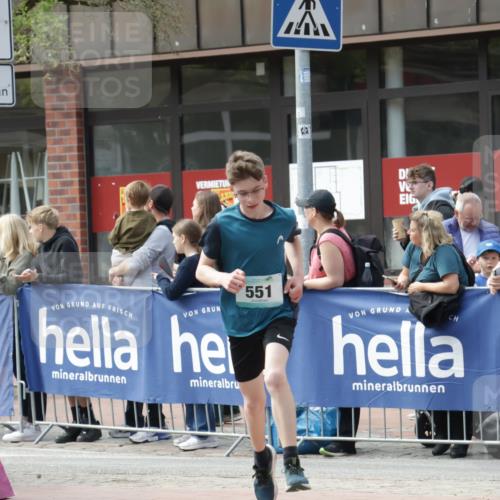 10.05.2026 - 8. Wedeler Halbmarathon Yannick Fuchs http://msf.ph/oto/9700512 10.05.2026 11:22:34 Ziel 551, 552 meine-sportfotos.de