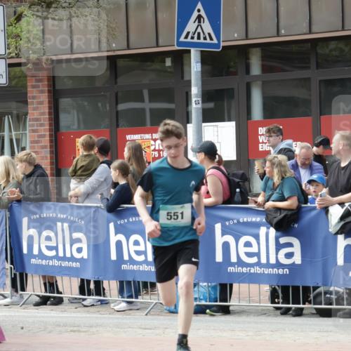 10.05.2026 - 8. Wedeler Halbmarathon Yannick Fuchs http://msf.ph/oto/9700514 10.05.2026 11:22:34 Ziel 551, 552 meine-sportfotos.de