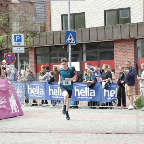 10.05.2026 - 8. Wedeler Halbmarathon Yannick Fuchs http://msf.ph/oto/9700516 10.05.2026 11:22:34 Ziel 551, 552 meine-sportfotos.de