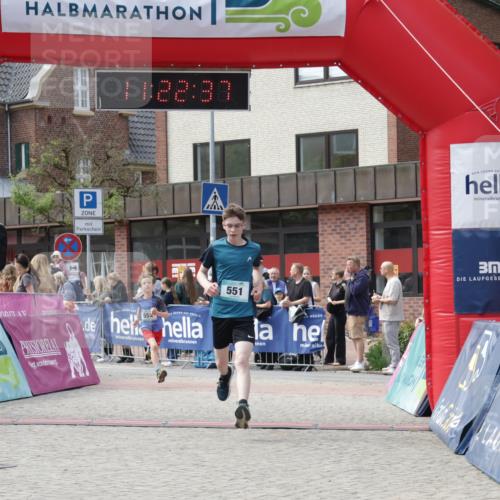 10.05.2026 - 8. Wedeler Halbmarathon Yannick Fuchs http://msf.ph/oto/9700527 10.05.2026 11:22:35 Ziel 551, 552 meine-sportfotos.de