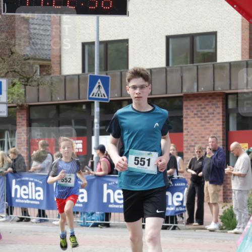 10.05.2026 - 8. Wedeler Halbmarathon Yannick Fuchs http://msf.ph/oto/9700533 10.05.2026 11:22:36 Ziel 551, 552 meine-sportfotos.de