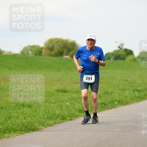 10.05.2026 - 8. Wedeler Halbmarathon Dr. Thomas Lammeyer http://msf.ph/oto/9700542 10.05.2026 11:39:56 Laufen 201, 2161 meine-sportfotos.de