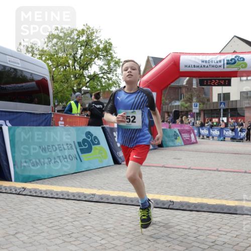 10.05.2026 - 8. Wedeler Halbmarathon Yannick Fuchs http://msf.ph/oto/9700555 10.05.2026 11:22:39 Ziel 551, 552 meine-sportfotos.de