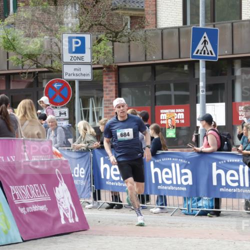 10.05.2026 - 8. Wedeler Halbmarathon Yannick Fuchs http://msf.ph/oto/9700560 10.05.2026 11:22:42 Ziel 552, 684, 2080 meine-sportfotos.de