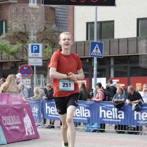 10.05.2026 - 8. Wedeler Halbmarathon Yannick Fuchs http://msf.ph/oto/9700641 10.05.2026 11:23:00 Ziel 251, 2217 meine-sportfotos.de