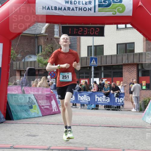 10.05.2026 - 8. Wedeler Halbmarathon Yannick Fuchs http://msf.ph/oto/9700648 10.05.2026 11:23:00 Ziel 251, 2217 meine-sportfotos.de