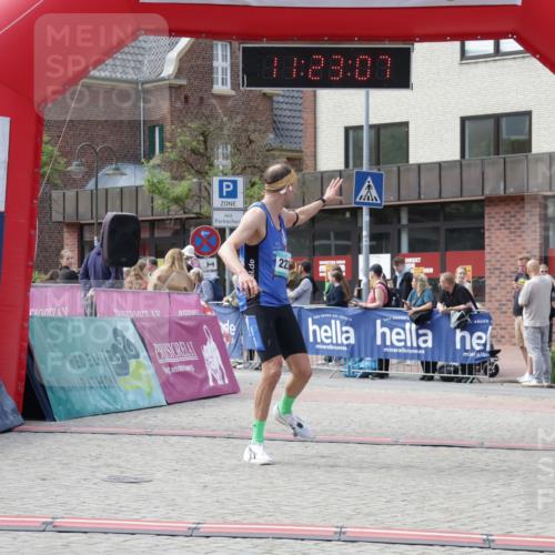 10.05.2026 - 8. Wedeler Halbmarathon Yannick Fuchs http://msf.ph/oto/9700681 10.05.2026 11:23:06 Ziel 2235 meine-sportfotos.de