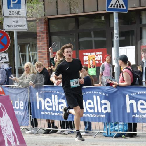 10.05.2026 - 8. Wedeler Halbmarathon Yannick Fuchs http://msf.ph/oto/9700706 10.05.2026 11:23:20 Ziel 786, 896 meine-sportfotos.de