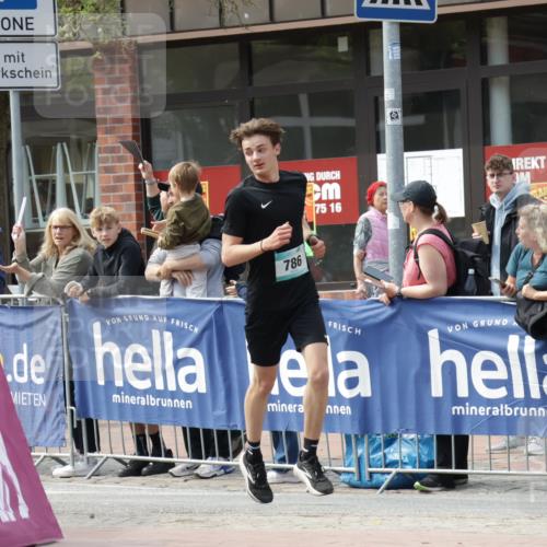 10.05.2026 - 8. Wedeler Halbmarathon Yannick Fuchs http://msf.ph/oto/9700708 10.05.2026 11:23:20 Ziel 786, 896 meine-sportfotos.de