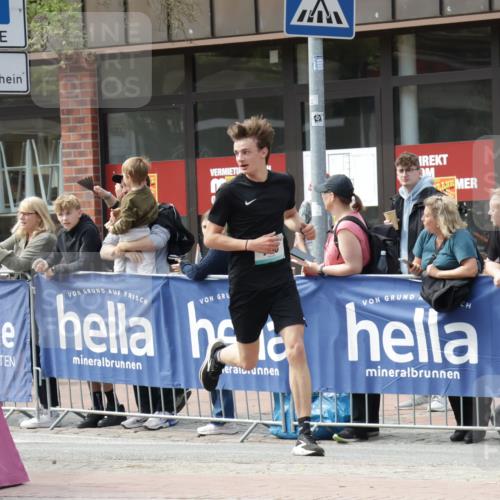 10.05.2026 - 8. Wedeler Halbmarathon Yannick Fuchs http://msf.ph/oto/9700711 10.05.2026 11:23:20 Ziel 786, 896 meine-sportfotos.de