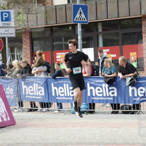 10.05.2026 - 8. Wedeler Halbmarathon Yannick Fuchs http://msf.ph/oto/9700715 10.05.2026 11:23:21 Ziel 786, 896 meine-sportfotos.de