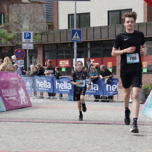 10.05.2026 - 8. Wedeler Halbmarathon Yannick Fuchs http://msf.ph/oto/9700750 10.05.2026 11:23:24 Ziel 786, 896 meine-sportfotos.de