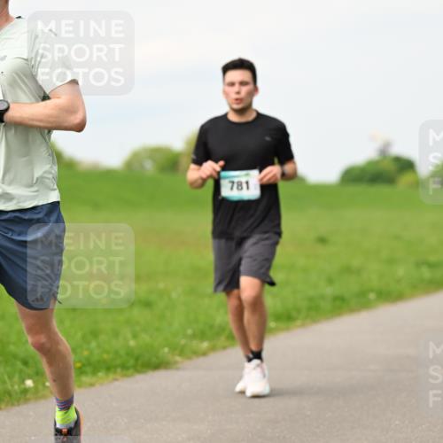 10.05.2026 - 8. Wedeler Halbmarathon Dr. Thomas Lammeyer http://msf.ph/oto/9700754 10.05.2026 11:40:25 Laufen 781 meine-sportfotos.de