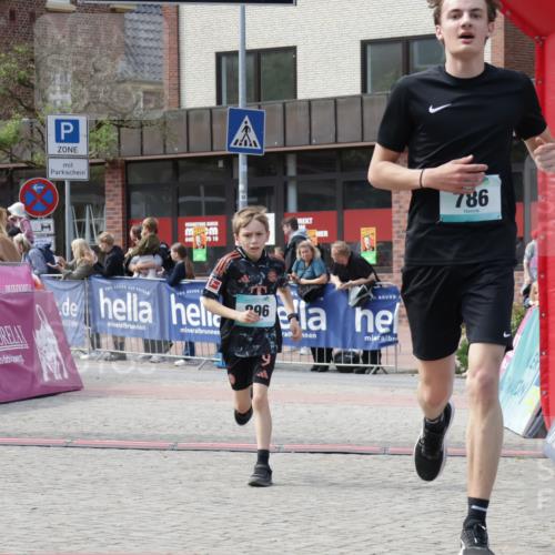 10.05.2026 - 8. Wedeler Halbmarathon Yannick Fuchs http://msf.ph/oto/9700761 10.05.2026 11:23:25 Ziel 786, 896 meine-sportfotos.de