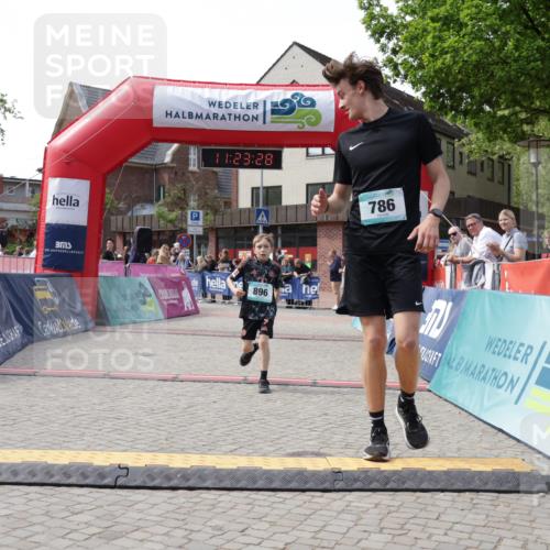 10.05.2026 - 8. Wedeler Halbmarathon Yannick Fuchs http://msf.ph/oto/9700769 10.05.2026 11:23:26 Ziel 786, 896 meine-sportfotos.de