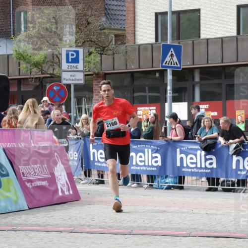 10.05.2026 - 8. Wedeler Halbmarathon Yannick Fuchs http://msf.ph/oto/9700795 10.05.2026 11:23:35 Ziel 2023, 2166 meine-sportfotos.de
