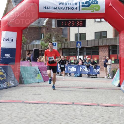 10.05.2026 - 8. Wedeler Halbmarathon Yannick Fuchs http://msf.ph/oto/9700807 10.05.2026 11:23:36 Ziel 2023, 2166 meine-sportfotos.de
