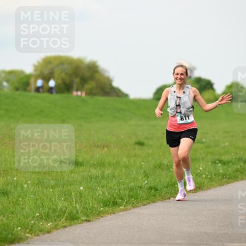 10.05.2026 - 8. Wedeler Halbmarathon Dr. Thomas Lammeyer http://msf.ph/oto/9700825 10.05.2026 11:40:47 Laufen 811 meine-sportfotos.de