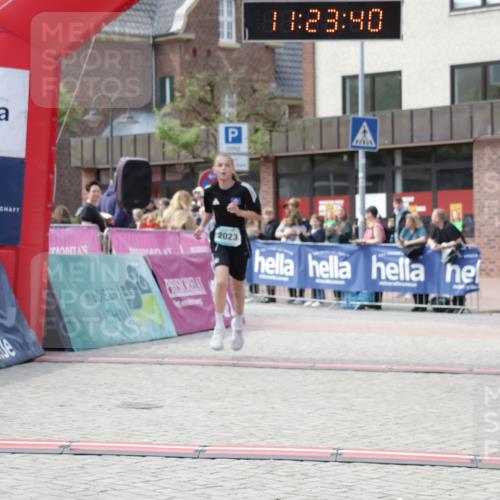 10.05.2026 - 8. Wedeler Halbmarathon Yannick Fuchs http://msf.ph/oto/9700826 10.05.2026 11:23:38 Ziel 2023, 2166 meine-sportfotos.de