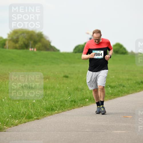 10.05.2026 - 8. Wedeler Halbmarathon Dr. Thomas Lammeyer http://msf.ph/oto/9701030 10.05.2026 11:41:34 Laufen 2084 meine-sportfotos.de
