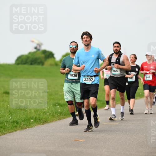 10.05.2026 - 8. Wedeler Halbmarathon Dr. Thomas Lammeyer http://msf.ph/oto/9701158 10.05.2026 11:42:00 Laufen 364, 1030, 942, 941, 2207 meine-sportfotos.de