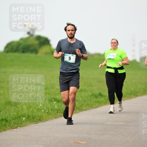 10.05.2026 - 8. Wedeler Halbmarathon Dr. Thomas Lammeyer http://msf.ph/oto/9701483 10.05.2026 11:43:19 Laufen 2174 meine-sportfotos.de