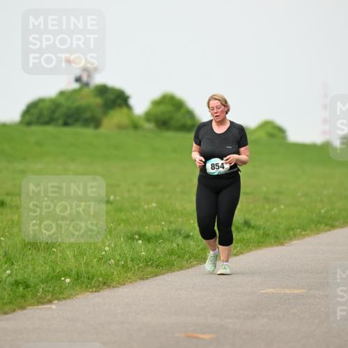 10.05.2026 - 8. Wedeler Halbmarathon Dr. Thomas Lammeyer http://msf.ph/oto/9701566 10.05.2026 11:43:50 Laufen 854 meine-sportfotos.de