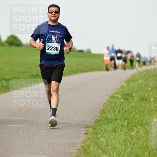 10.05.2026 - 8. Wedeler Halbmarathon Dr. Thomas Lammeyer http://msf.ph/oto/9701612 10.05.2026 11:44:12 Laufen 379, 114, 2230 meine-sportfotos.de