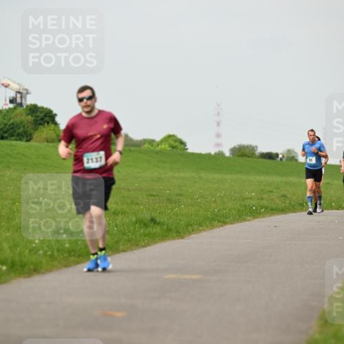 10.05.2026 - 8. Wedeler Halbmarathon Dr. Thomas Lammeyer http://msf.ph/oto/9701626 10.05.2026 11:44:15 Laufen 2137, 2114, 140 meine-sportfotos.de
