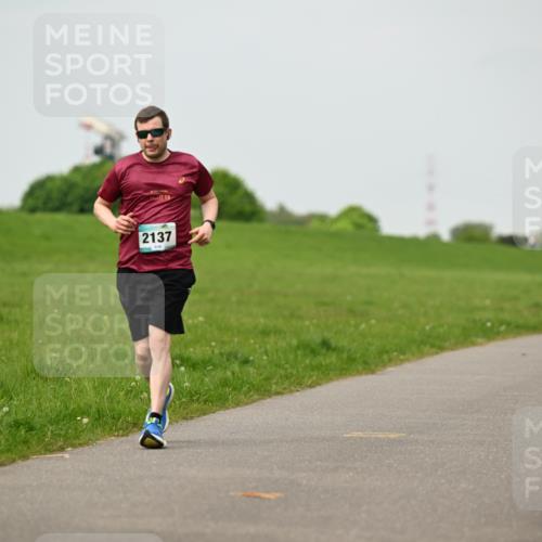 10.05.2026 - 8. Wedeler Halbmarathon Dr. Thomas Lammeyer http://msf.ph/oto/9701632 10.05.2026 11:44:16 Laufen 2137 meine-sportfotos.de