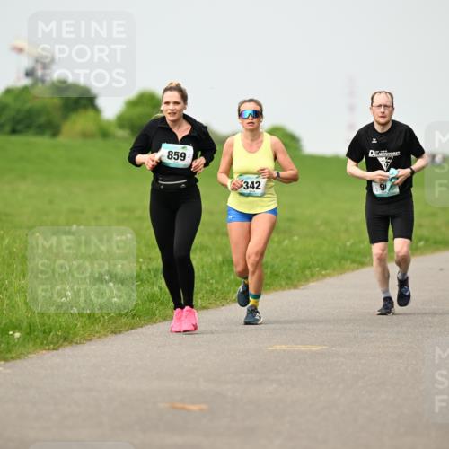 10.05.2026 - 8. Wedeler Halbmarathon Dr. Thomas Lammeyer http://msf.ph/oto/9701808 10.05.2026 11:44:55 Laufen 859, 342 meine-sportfotos.de