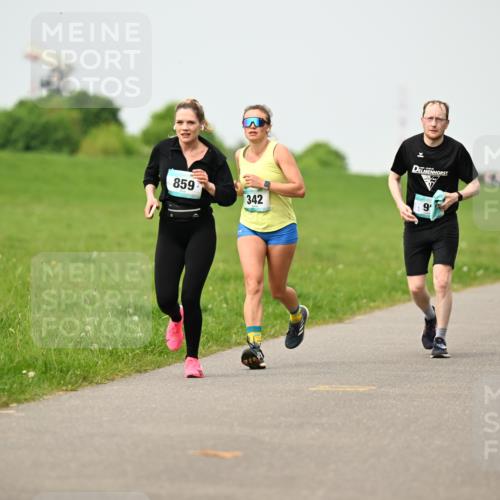 10.05.2026 - 8. Wedeler Halbmarathon Dr. Thomas Lammeyer http://msf.ph/oto/9701810 10.05.2026 11:44:55 Laufen 859, 342 meine-sportfotos.de