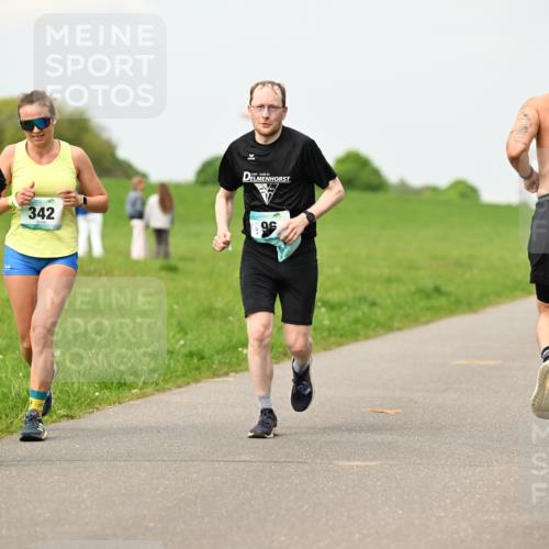 10.05.2026 - 8. Wedeler Halbmarathon Dr. Thomas Lammeyer http://msf.ph/oto/9701822 10.05.2026 11:45:00 Laufen 859, 342 meine-sportfotos.de