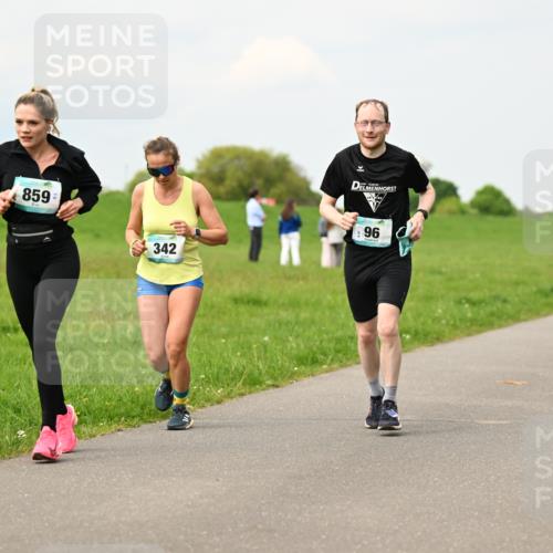 10.05.2026 - 8. Wedeler Halbmarathon Dr. Thomas Lammeyer http://msf.ph/oto/9701828 10.05.2026 11:45:00 Laufen 859, 342 meine-sportfotos.de