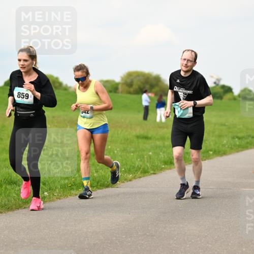 10.05.2026 - 8. Wedeler Halbmarathon Dr. Thomas Lammeyer http://msf.ph/oto/9701830 10.05.2026 11:45:01 Laufen 859 meine-sportfotos.de