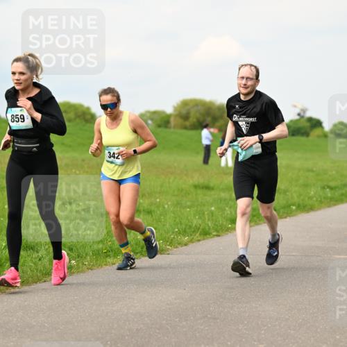 10.05.2026 - 8. Wedeler Halbmarathon Dr. Thomas Lammeyer http://msf.ph/oto/9701831 10.05.2026 11:45:01 Laufen 859, 342 meine-sportfotos.de