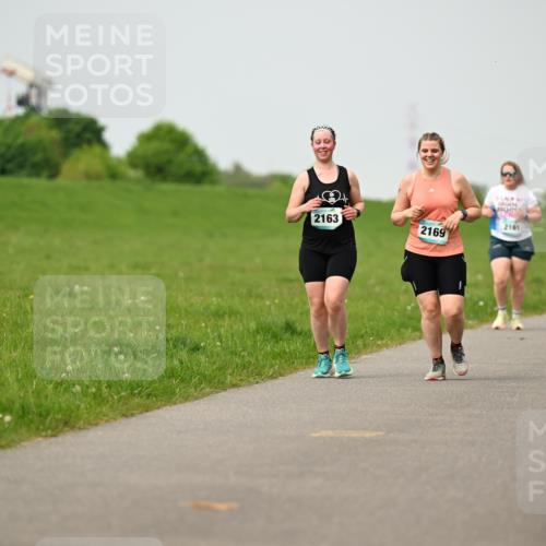 10.05.2026 - 8. Wedeler Halbmarathon Dr. Thomas Lammeyer http://msf.ph/oto/9701833 10.05.2026 11:45:08 Laufen 2163, 2169, 2161 meine-sportfotos.de