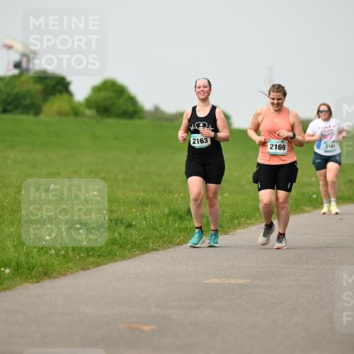 10.05.2026 - 8. Wedeler Halbmarathon Dr. Thomas Lammeyer http://msf.ph/oto/9701836 10.05.2026 11:45:09 Laufen 2163, 2169, 2161 meine-sportfotos.de