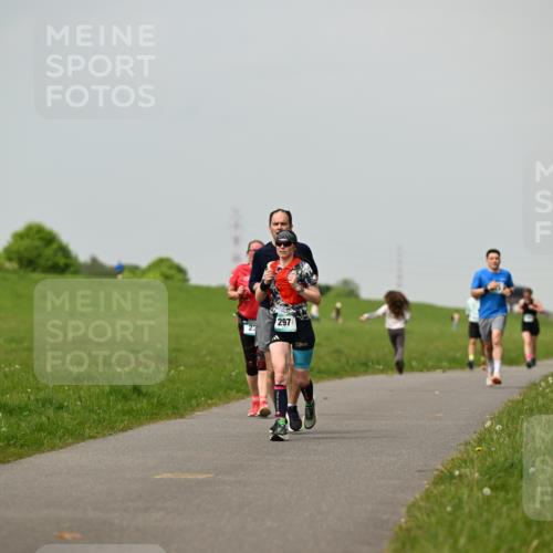 10.05.2026 - 8. Wedeler Halbmarathon Dr. Thomas Lammeyer http://msf.ph/oto/9702664 10.05.2026 11:48:16 Laufen 297 meine-sportfotos.de
