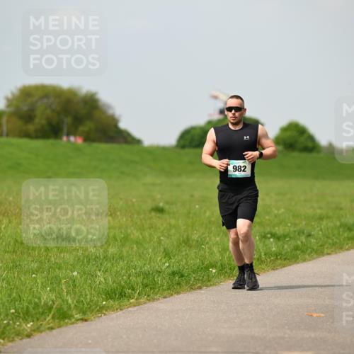 10.05.2026 - 8. Wedeler Halbmarathon Dr. Thomas Lammeyer http://msf.ph/oto/9705573 10.05.2026 11:54:55 Laufen 982 meine-sportfotos.de