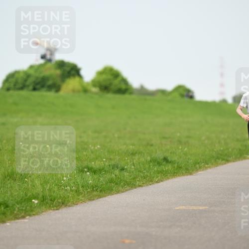 10.05.2026 - 8. Wedeler Halbmarathon Dr. Thomas Lammeyer http://msf.ph/oto/9709071 10.05.2026 12:02:37 Laufen 703 meine-sportfotos.de