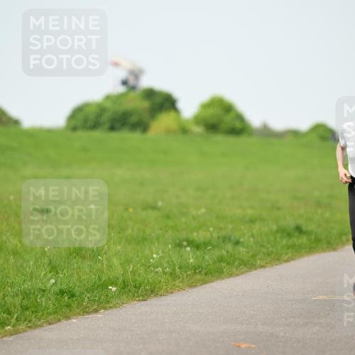 10.05.2026 - 8. Wedeler Halbmarathon Dr. Thomas Lammeyer http://msf.ph/oto/9709109 10.05.2026 12:02:40 Laufen 703 meine-sportfotos.de