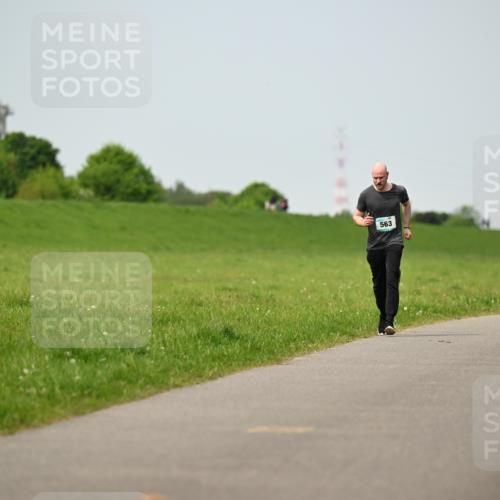 10.05.2026 - 8. Wedeler Halbmarathon Dr. Thomas Lammeyer http://msf.ph/oto/9710910 10.05.2026 12:05:26 Laufen 563, 125 meine-sportfotos.de