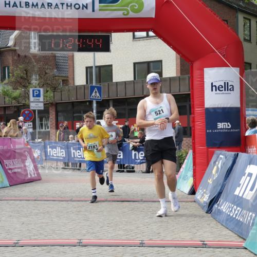 10.05.2026 - 8. Wedeler Halbmarathon Yannick Fuchs http://msf.ph/oto/9711865 10.05.2026 11:24:42 Ziel 99, 521, 808, 2181 meine-sportfotos.de