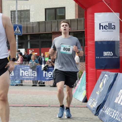 10.05.2026 - 8. Wedeler Halbmarathon Yannick Fuchs http://msf.ph/oto/9711942 10.05.2026 11:24:47 Ziel 99, 521, 808, 2181 meine-sportfotos.de