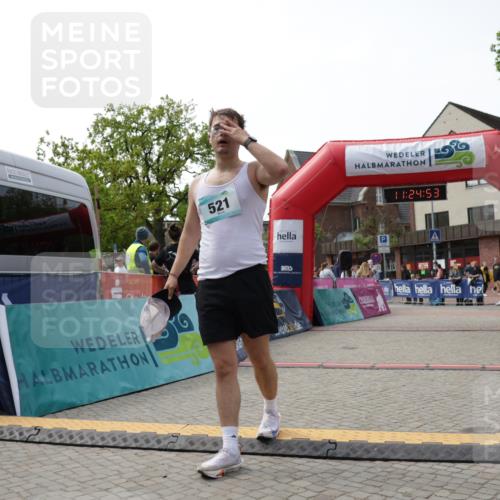 10.05.2026 - 8. Wedeler Halbmarathon Yannick Fuchs http://msf.ph/oto/9711986 10.05.2026 11:24:51 Ziel 808 meine-sportfotos.de