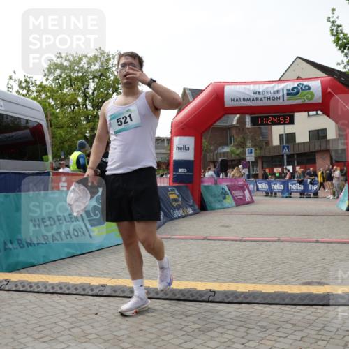10.05.2026 - 8. Wedeler Halbmarathon Yannick Fuchs http://msf.ph/oto/9711992 10.05.2026 11:24:51 Ziel 808 meine-sportfotos.de